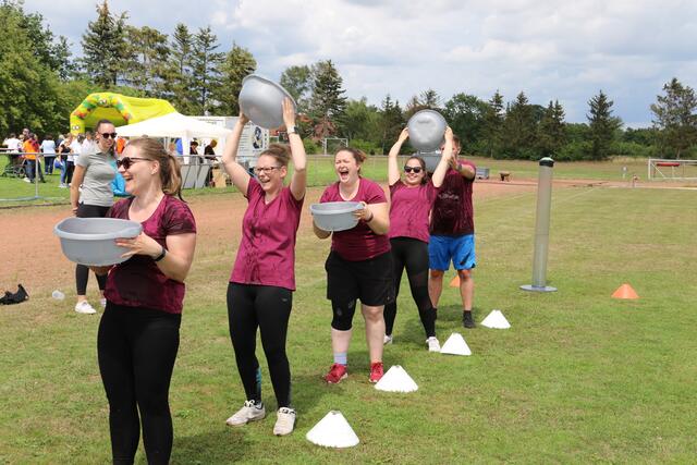 Der Wassertransport mit Schüsseln