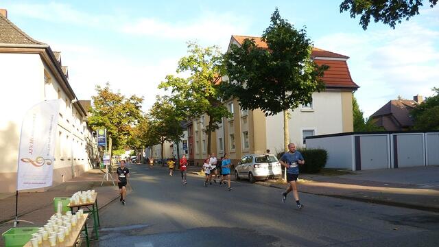 Teilnehmer/innen auf der 4-km-Distanz kurz vor dem Ziel.