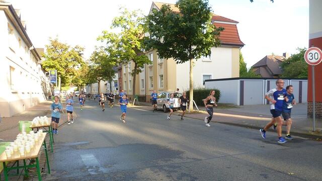 Teilnehmer/innen auf der 4-km-Distanz kurz vor dem Ziel.