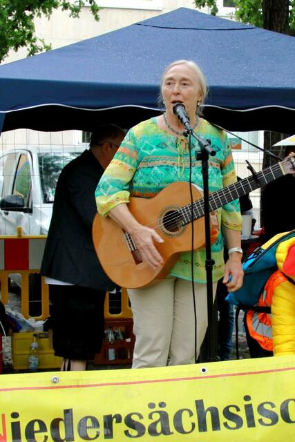 Regina Geermann aus Wendeburg mit ihrem Strabs-Protestsong