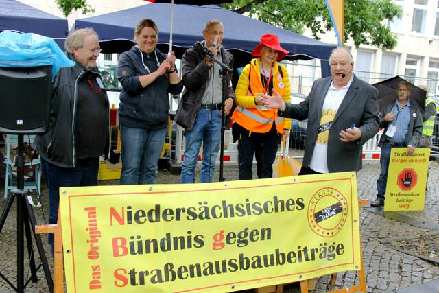 Die Lenkungsgruppe des NBgS v.l.n.r: Heiko Malinski, Maren Zacharias, Edmund Nürnberg, Angelika Flohr-Flögel und der Sprecher und Moderator der Demo des NBgS Michael Zacharias.