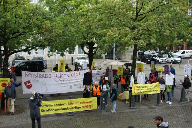 Blick zu den Demonstranten auf dem Hannah-Arendt-Platz vor dem Landtag