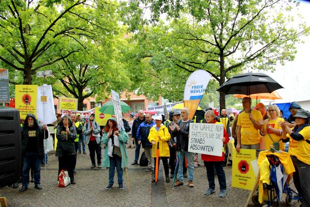 Blick zu den Demonstranten auf dem Hannah-Arendt-Platz vor dem Landtag