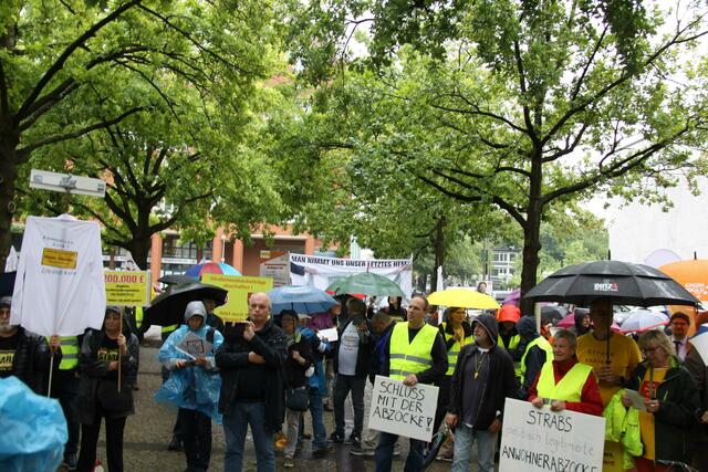 Blick zu den Demonstranten auf dem Hannah-Arendt-Platz vor dem Landtag