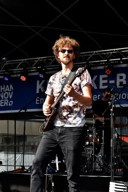 Entdeckerfest in der City: Musikband auf der Kröpcke-Bühne