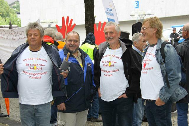 Blick zu den Demonstranten auf dem Hannah-Arendt-Platz vor dem Landtag