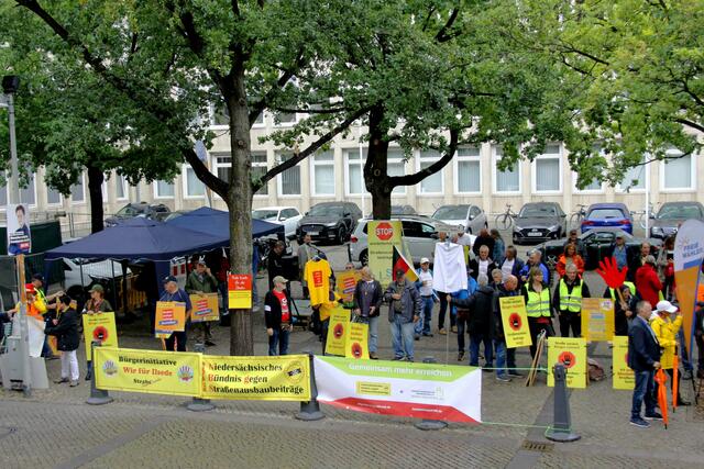 Blick zu den Demonstranten auf dem Hannah-Arendt-Platz vor dem Landtag