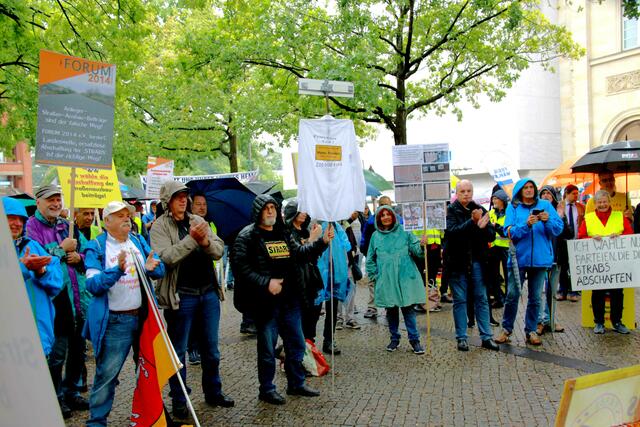 Blick zu den Demonstranten auf dem Hannah-Arendt-Platz vor dem Landtag