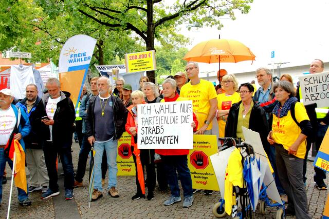 Blick zu den Demonstranten auf dem Hannah-Arendt-Platz vor dem Landtag, in der Bildmitte der Sprecher der IG-Strabs-freies-Walkenried Steffen Blau.