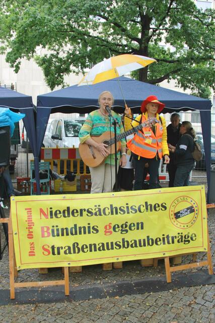Regina Geermann aus Wendeburg mit ihrem Strabs-Protestsong