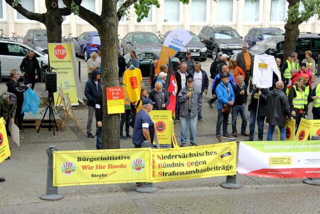 Blick zu den Demonstranten auf dem Hannah-Arendt-Platz vor dem Landtag