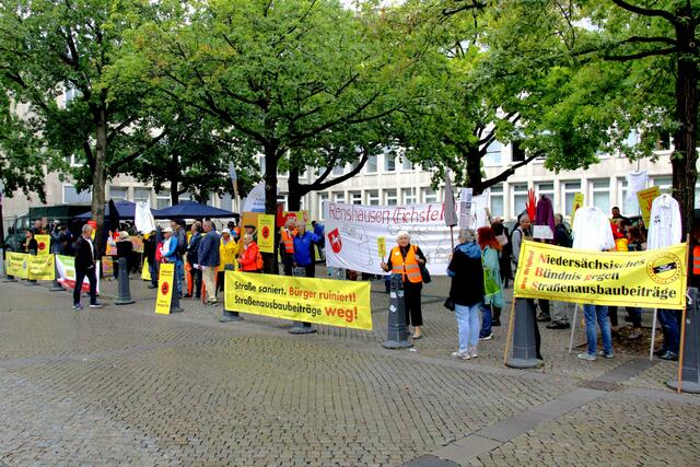 Blick zu den Demonstranten auf dem Hannah-Arendt-Platz vor dem Landtag
