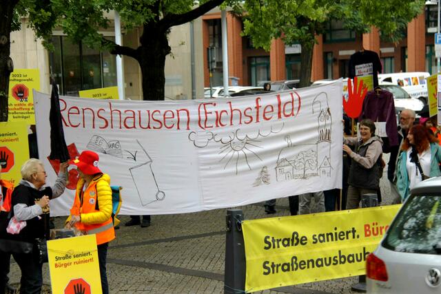 Blick zu den Demonstranten auf dem Hannah-Arendt-Platz vor dem Landtag, hier die BI aus Renshausen