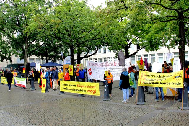 Blick zu den Demonstranten auf dem Hannah-Arendt-Platz vor dem Landtag