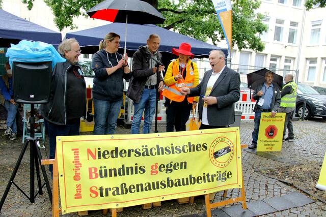 Die Lenkungsgruppe des NBgS, die die Veranstaltung organisierte. v.l.n.r: Heiko Malinski, Maren Zacharias, Edmund Nürnberg, Angelika Flohr-Flögel und der Sprecher und Moderator der Demo des NBgS Michael Zacharias.