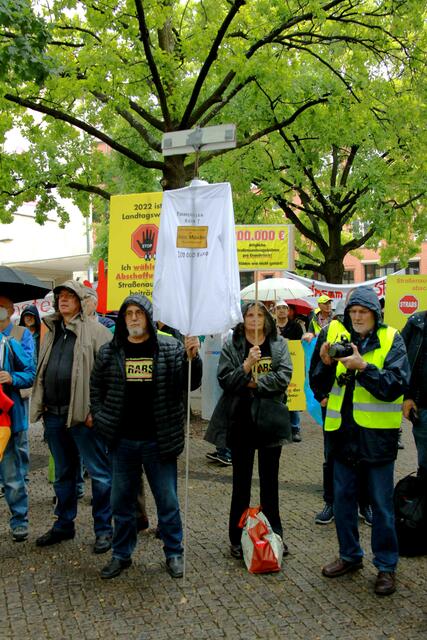 Blick zu den Demonstranten auf dem Hannah-Arendt-Platz vor dem Landtag