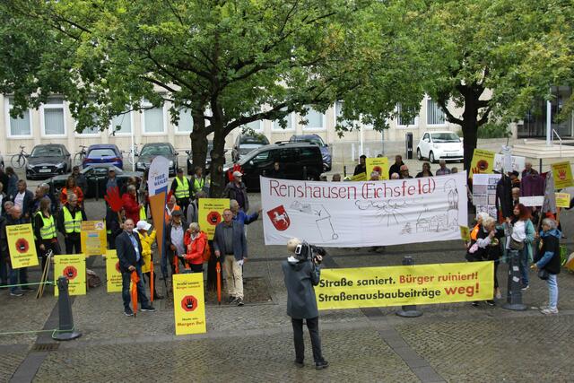Blick zu den Demonstranten auf dem Hannah-Arendt-Platz vor dem Landtag