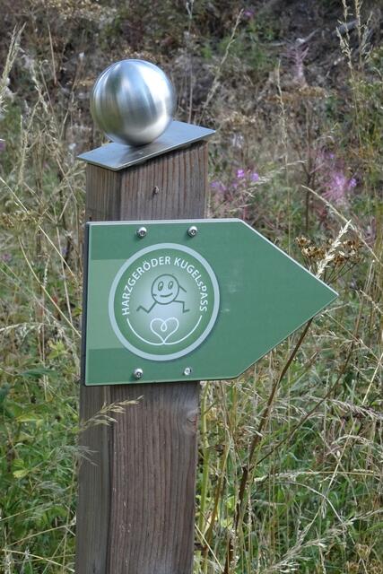 dies ist der einzige Wegweiser auf dem Erlebnisweg, der noch komplett mit der Edelstahlkugel ausgerüstet ist. Auch dort gibt es Vandalismus