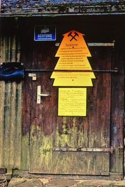 unscheinbarer Eingang zur Radkammer. Durch das Hochklappen der schwarzen Lederklappe kann man jederzeit einen Blick in die Radkammer werfen (Archivbild)