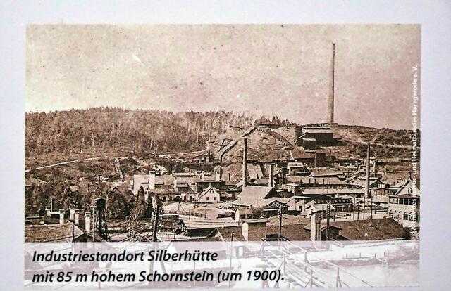 Ausschnitt aus der Informationstafel der Station 6. Bis Anfang des 20. Jahrhundert befand sich dort die Anhaltinische Blei- und Silberwerk Silberhütte. Um die schädlichen Abgase aus dem Selketal abzuleiten, wurde ein 85 m hoher Schornstein  errichtet.