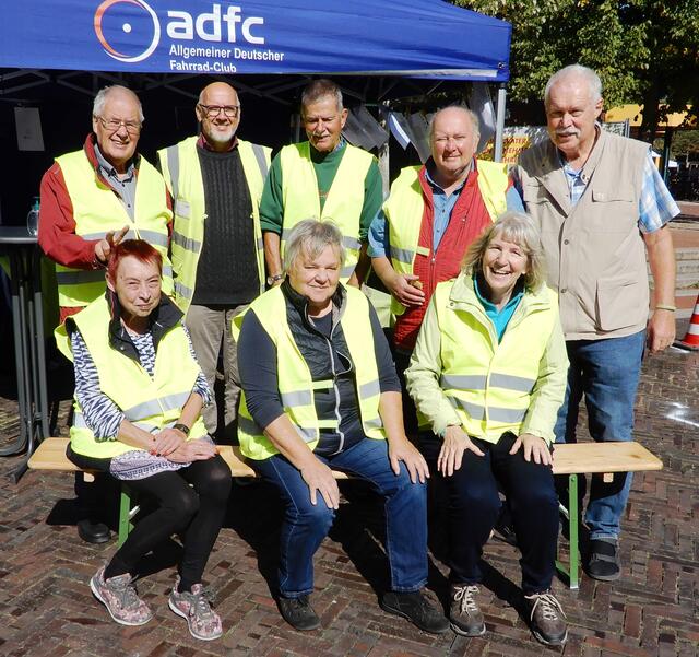 Das ADFC-Team Langenhagen am "Aktionstag nachhaltige Mobilität", von links. Vorne: Petra, Ina, Ulla, hinten: Dieter, Wolfram, Rudi, Jochem, Reinhard. Hinter der Kamera und daher nicht mit auf dem Bilde: Wolfgang.