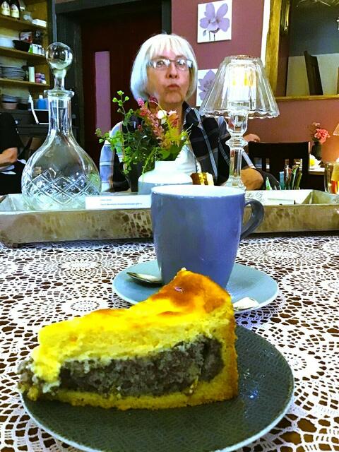 Dieses leckere Stück MOHNTORTE, die Sahne wurde noch serviert, war auch das m e i n i g e...!!! ;-)))))