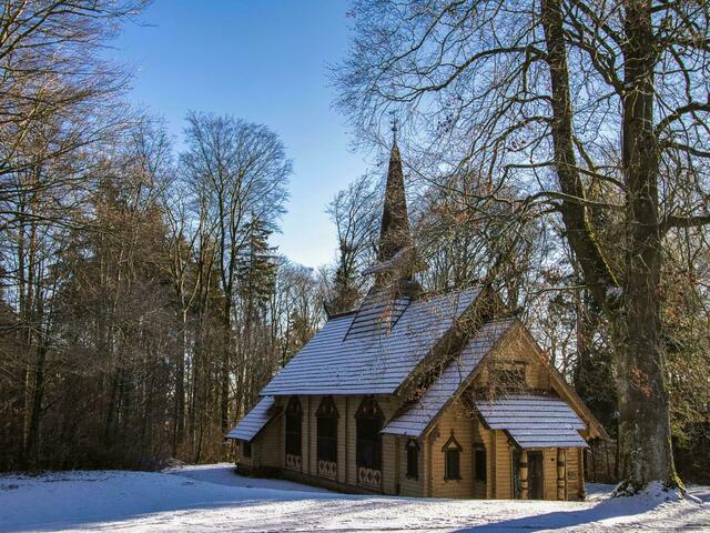 Ein Foto vom Leiter unseres Fotoclubs, daß den Monat Dezember im Repräsentations- Kalender 2023 unserer ansässigen Druckerei stimmungsvoll präsentiert.  Die Stabkirche hier noch am ursprünglichen Standort...