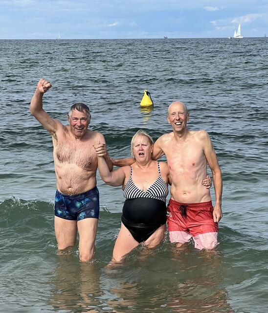 Die drei harten bei Schwimmen im Meer