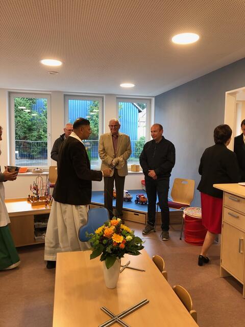 Pfarrer Norman macht sich auf den Weg, um alle Räume des ehemaligen Ellgauer Bankgebäudes, das jetzt zur Kinderkrippe wurde, zu segnen.