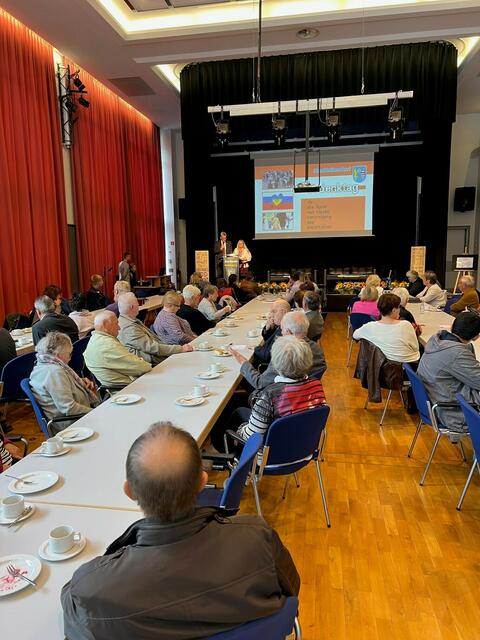 Gäste verfolgten in der Stadthalle Stadtallendorf das Programm zum Gedenktag für die Opfer von Flucht, Vertreibung und Deportation | Foto: Patrick Seeger Stadtverwaltung Stadtallendorf