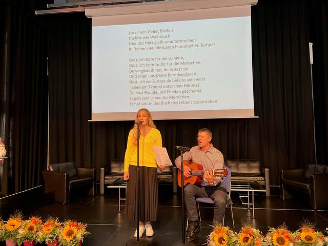 Tanja und Serheii Trotskovets aus Irpin sangen ein unter die Haut gehendes Lied. | Foto: Patrick Seeger Stadtverwaltung Stadtallendorf