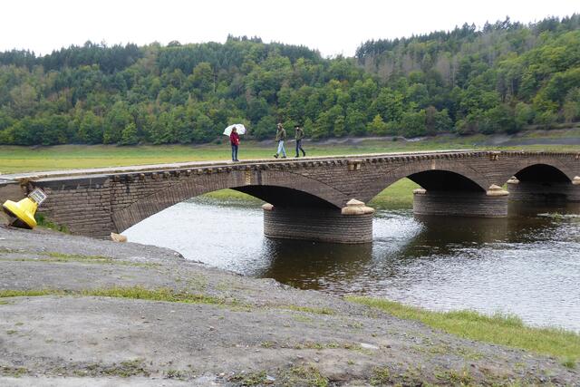 Die 60 Meter lange und  etwa 4,5 Meter hohe﻿ Brücke wurde von 1887 bis 1890 gebaut und ist seit 1914 regelmäßig im Edersee versunken.