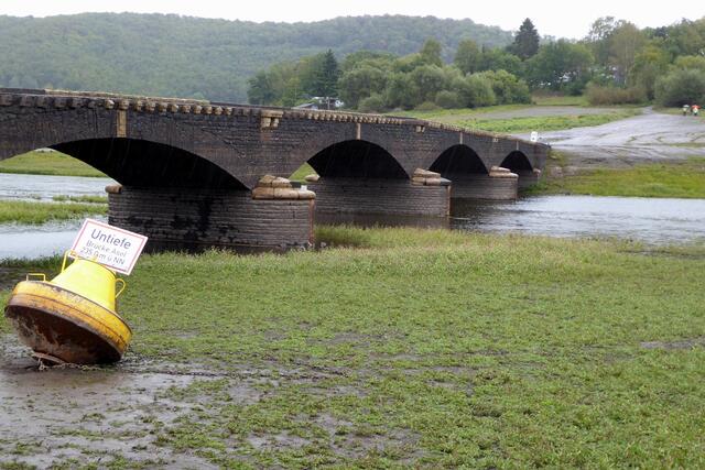 Die Aseler Brücke mit der Boje, welche die Schiffe auf dem Edersee vor der "Untiefe - Brücke Asel" warnt.