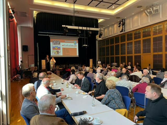 Zahlreiche Besucherinnen und Besucher waren bei der Gedenkfeier zu Gast | Foto: Patrick Seeger Stadtverwaltung Stadtallendorf