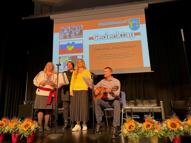 Es folgte der wohl emotionalste Moment des Nachmittags. Oksana Ditschler, Tanja und Serheii Trotskovets aus Irpin sowie Oksana Zakharchuk aus Zdolbuniv sangen das ukrainische Volkslied „Zwei Farben“. | Foto: Patrick Seeger Stadtverwaltung Stadtallendorf