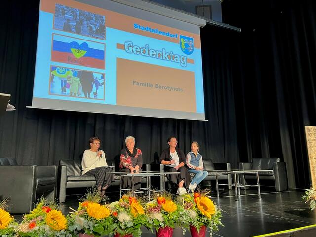 Auf der Bühne fanden sich danach Frau Waldheim vom Ortsverband der AWO und Frau Borotynets ein, die aus der Ukraine flüchtete und in einer Wohnung wohnt, die von der Arbeiterwohlfahrt Stadtallendorf zur Verfügung gestellt wurde. | Foto: Patrick Seeger Stadtverwaltung Stadtallendorf