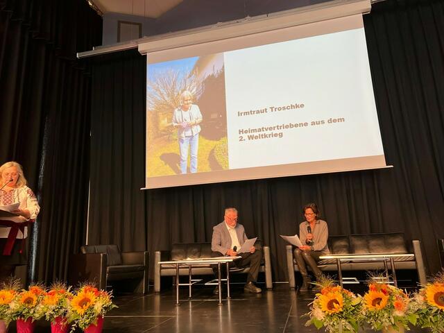 Nina Flanderka und Herbert Köller stellten ein fiktives Interview mit Irmtraut Troske dar. | Foto: Patrick Seeger Stadtverwaltung Stadtallendorf