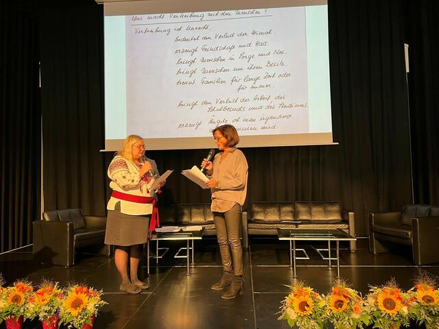 Zum Abschluss dieses Blocks verlas Frau Flanderka ein Statement von Frau Troschke zu Thema „Was macht Vertreibung mit Menschen“, welches umgehend von Frau Ditschler ins Ukrainische übersetzt wurde. | Foto: Patrick Seeger Stadtverwaltung Stadtallendorf