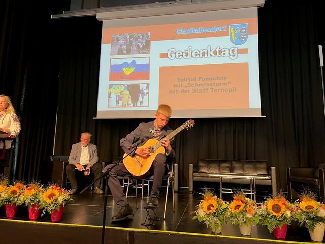 Es folgte ein von Yelisei Fomichov, ursprünglich aus Telnopil in der Ukraine stammend, vorgetragenes Musikstück. Auf der Gitarre spielte er das Lied „Schneesturm“. | Foto: Patrick Seeger Stadtverwaltung Stadtallendorf