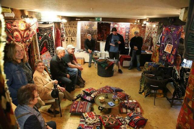 .... und plötzlich "wutzelt" es dann in den Ausstellungsräumen im Haus der Kulturen Diedorf