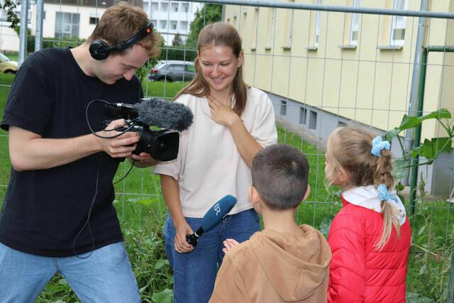 Ein Fernseh-Team des BR begleitet die Erntearbeiten. Redakteurin Joanna Thurow interviewt die Kinder während Philipp Potthast filmt. | Foto: Stadt Gersthofen