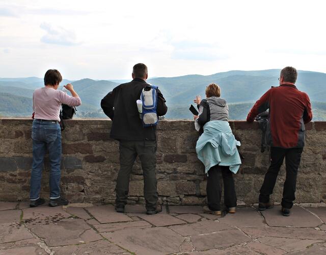 Von hier aus genoss die kleine Wandergruppe bei klarer Sicht und Sonnenschein noch einmal den Blick über den Edersee. Erinnerungen wurden wach an Klassenfahrten zum Edersee oder auch den einen oder anderen Sonntagsausflug mit den Eltern, auch wenn das doch schon einige Zeit zurück liegt.