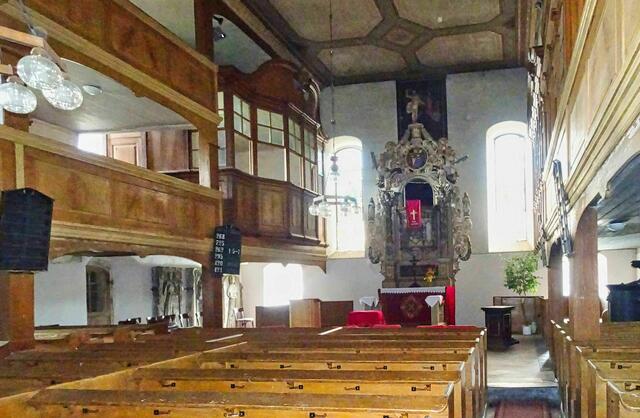 Kirchenschiff St. Andreas Kirche, aufgrund der ungünstigen Ausleuchtung der Kirche, sind trotz Zusatzblitzlicht die schönen Kirchenfenster leider total überbelichtet