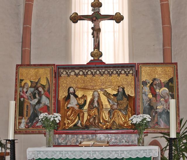 Der geschnitzte Marienaltar stammt aus dem Jahre 1483 und stellt die Krönung Mariens dar.