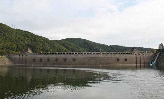 Ein Blick auf die Sperrmauer vom Schiff aus.
