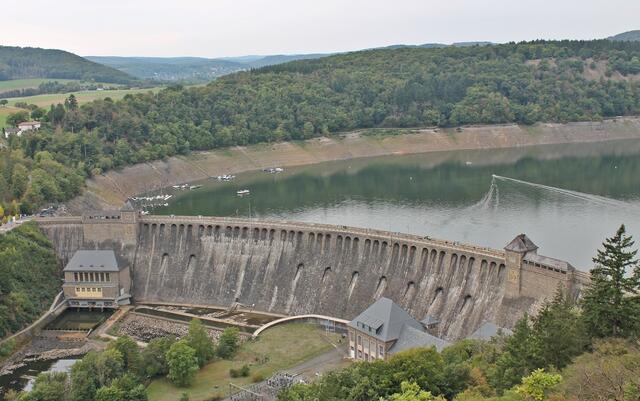 Blick auf die Sperrmauer.