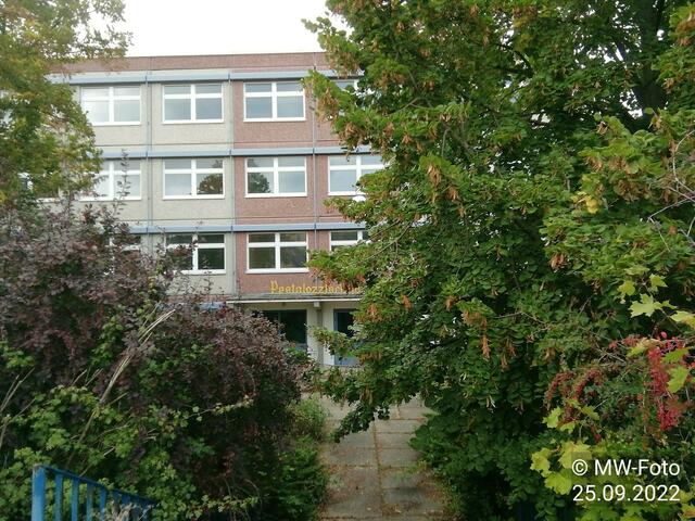 Vorbei an der verfallenen Schule - Kommt bitte mit auf den Rundgang in und um Nebra,danke im voraus !