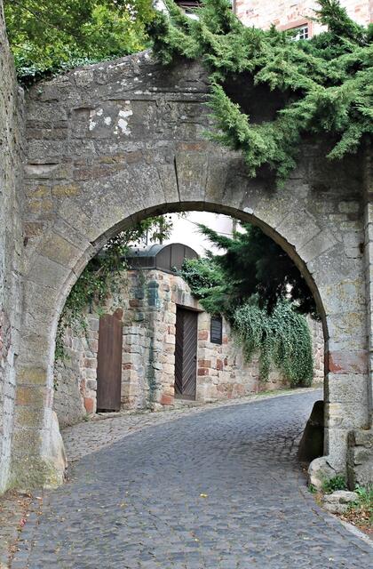 Der Schlussstein im Rundbogen des mittleren Tores trägt die Zahl des Jahres 1755 und das Wappenschild im Flachgiebel zeigt den Waldecker Stern.