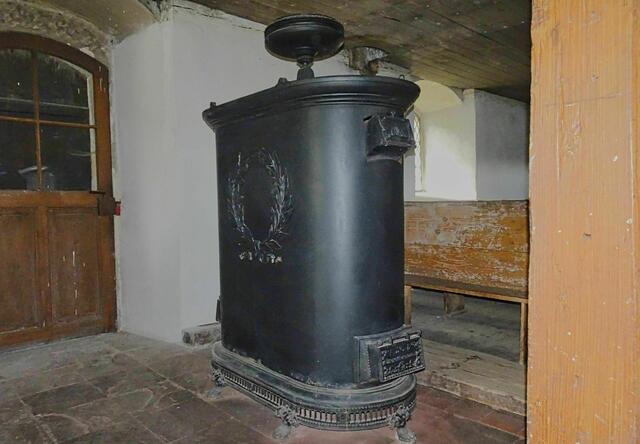 ein alter Kohleofen in der St. Andreas Kirche