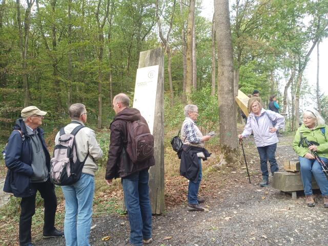 Ein Ausgrabungsplatz mit Infosteele